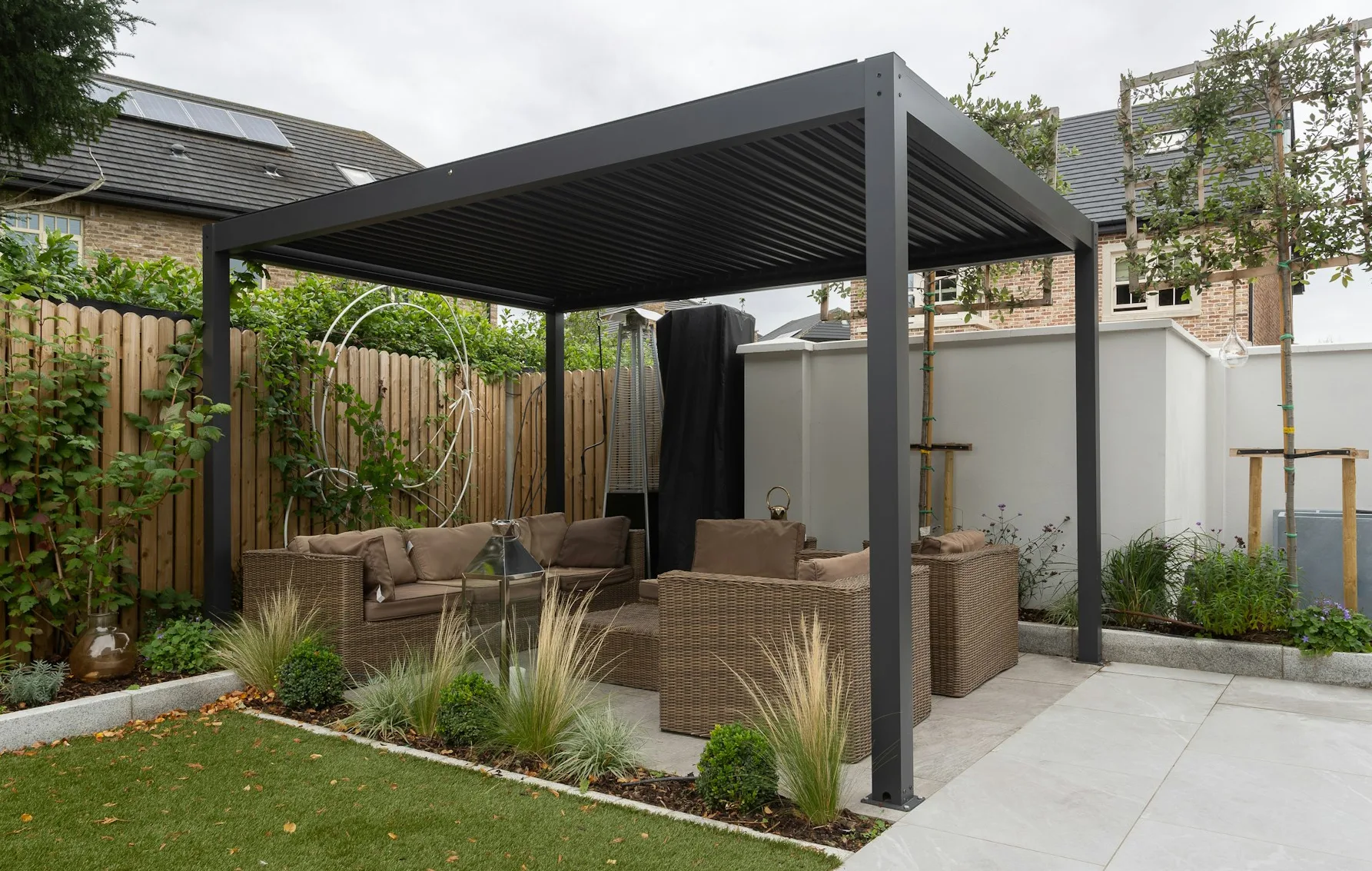 Pergola över uteplats