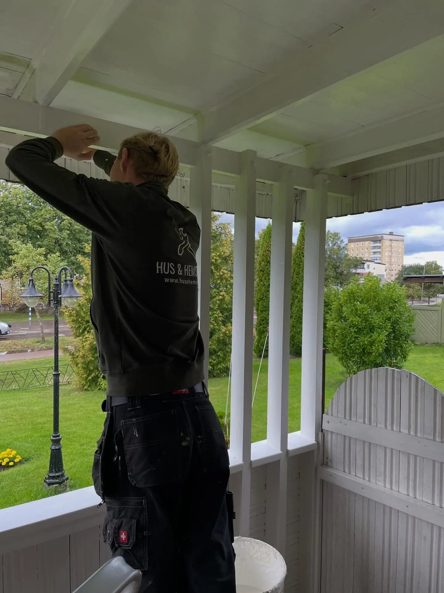 Snickare arbetar med detaljer på en veranda